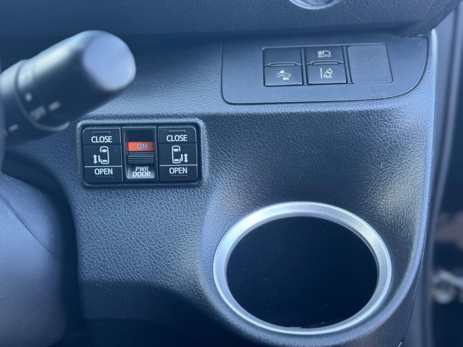 
								TOYOTA SIENTA full									