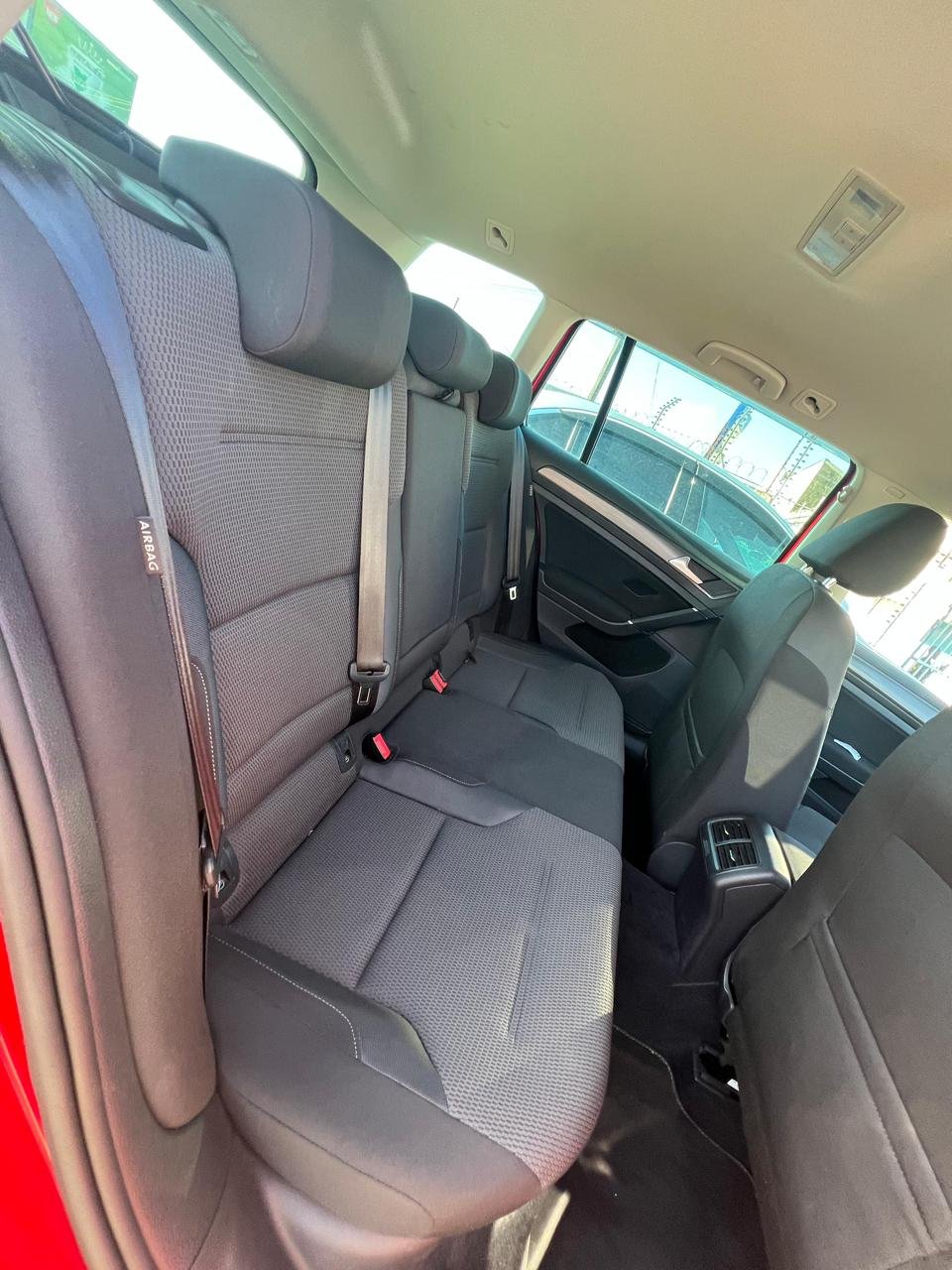 
								VOLKSWAGON GOLF full									