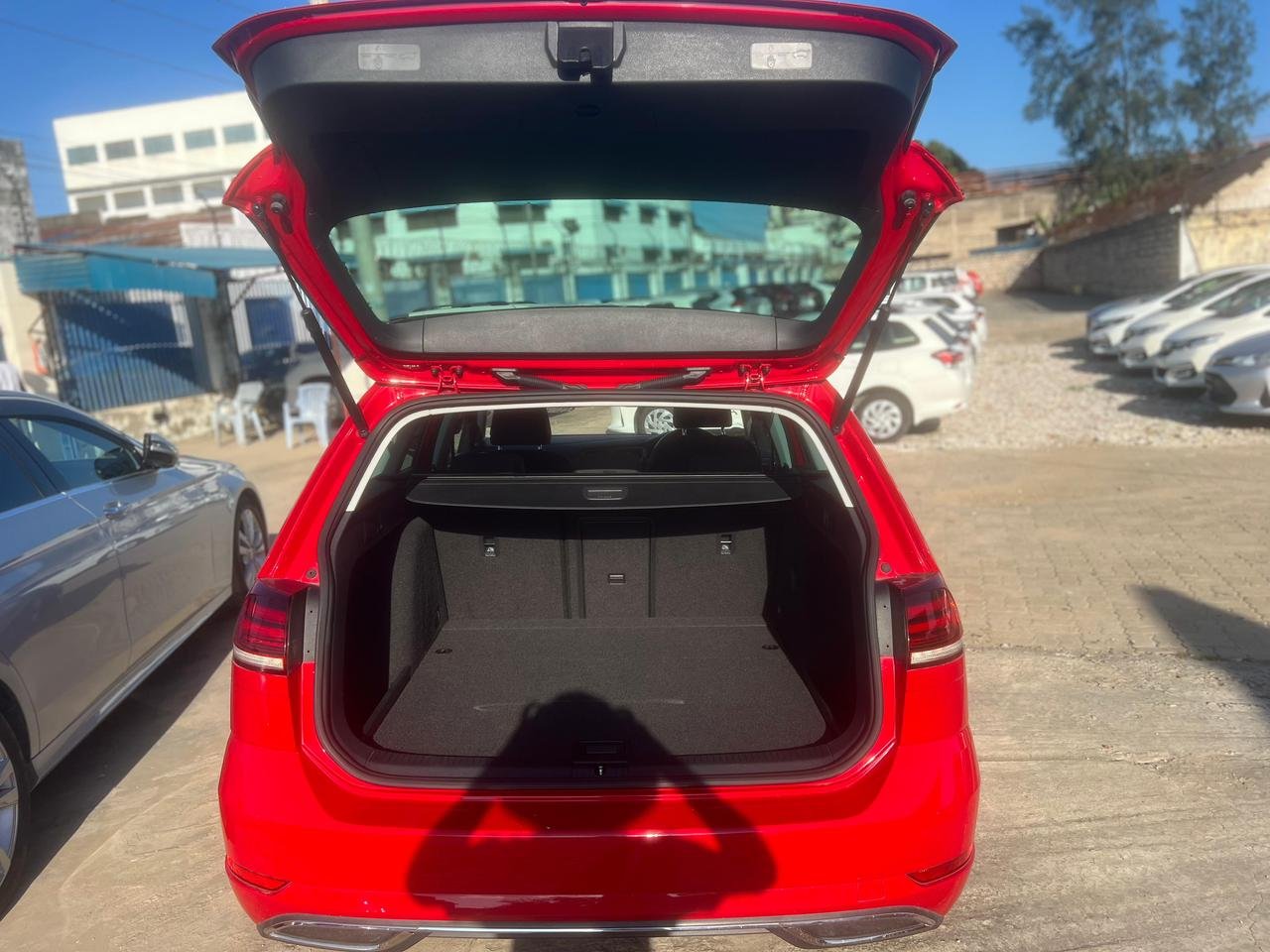 
								VOLKSWAGON GOLF full									
