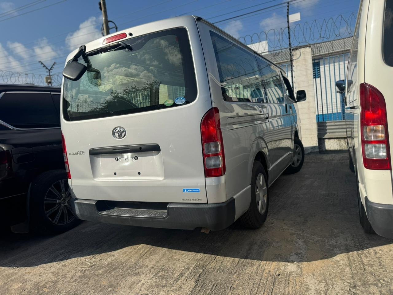 
								TOYOTA HIACE full									
