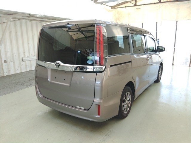 
								TOYOTA NOAH full									