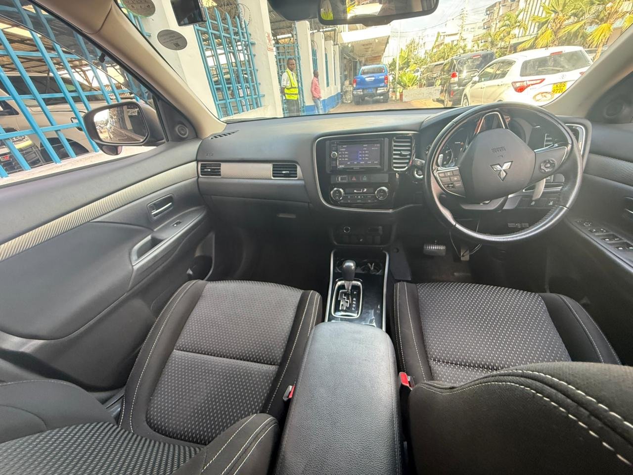 
								MITSUBISHI OUTLANDER full									