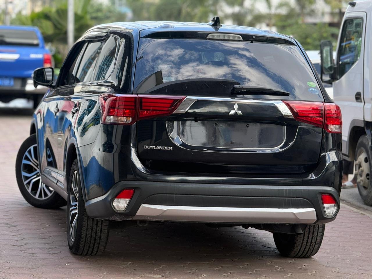 
								MITSUBISHI OUTLANDER full									