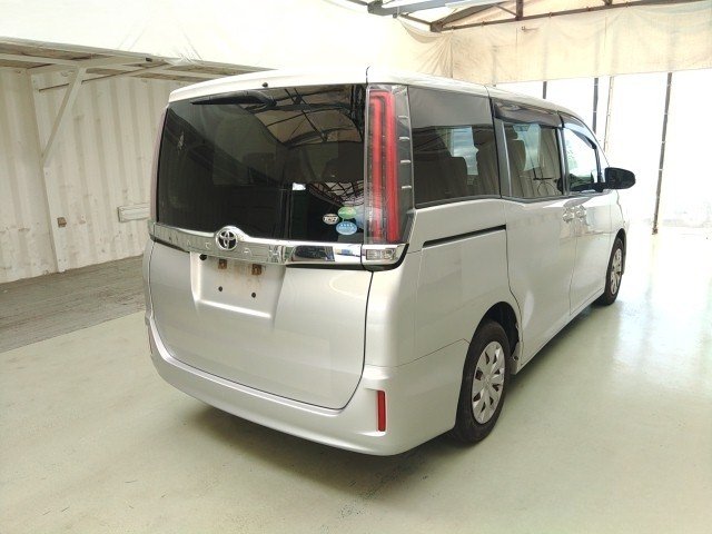 
								TOYOTA NOAH full									