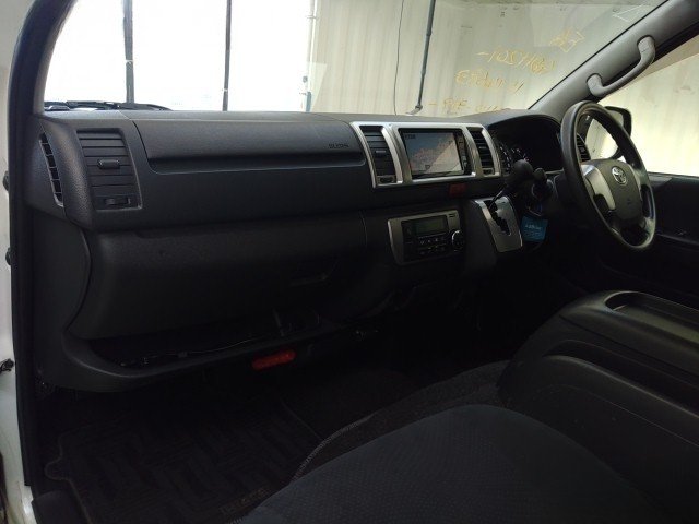 
								TOYOTA HIACE full									