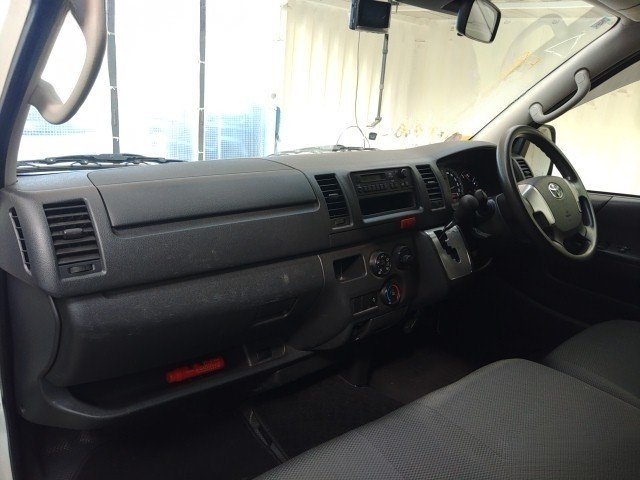 
								TOYOTA HIACE full									