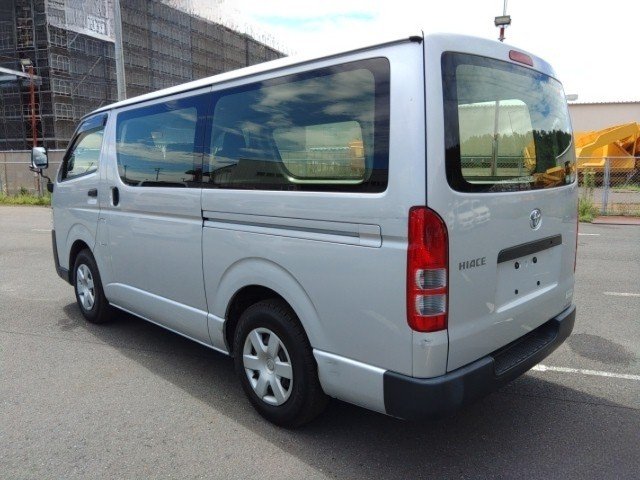 
								TOYOTA HIACE full									