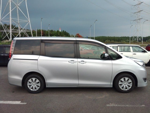 
								TOYOTA NOAH full									