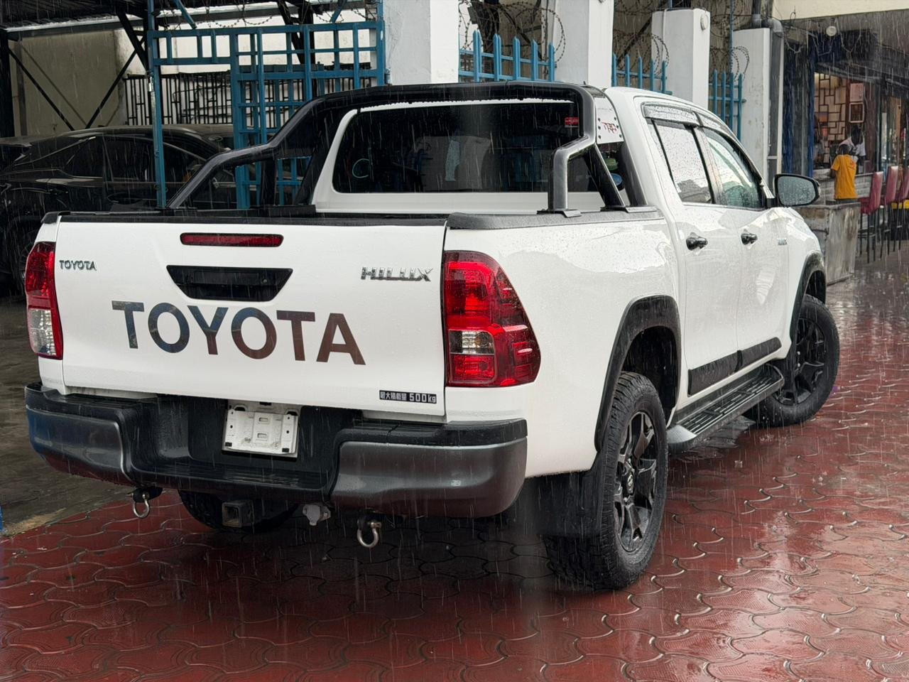 
								TOYOTA HILUX full									