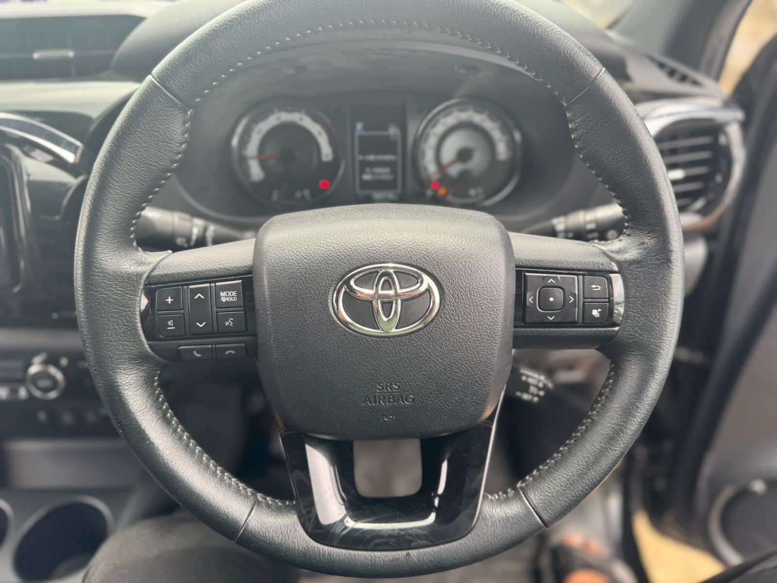
								TOYOTA HILUX full									
