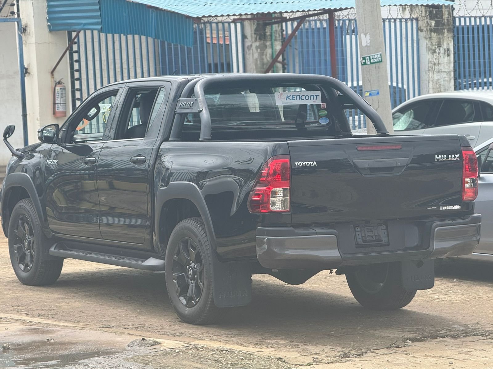 
								TOYOTA HILUX full									