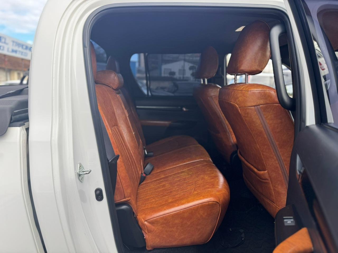 
								TOYOTA HILUX full									