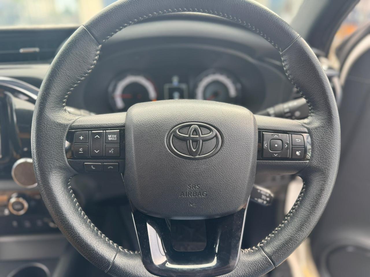 
								TOYOTA HILUX full									