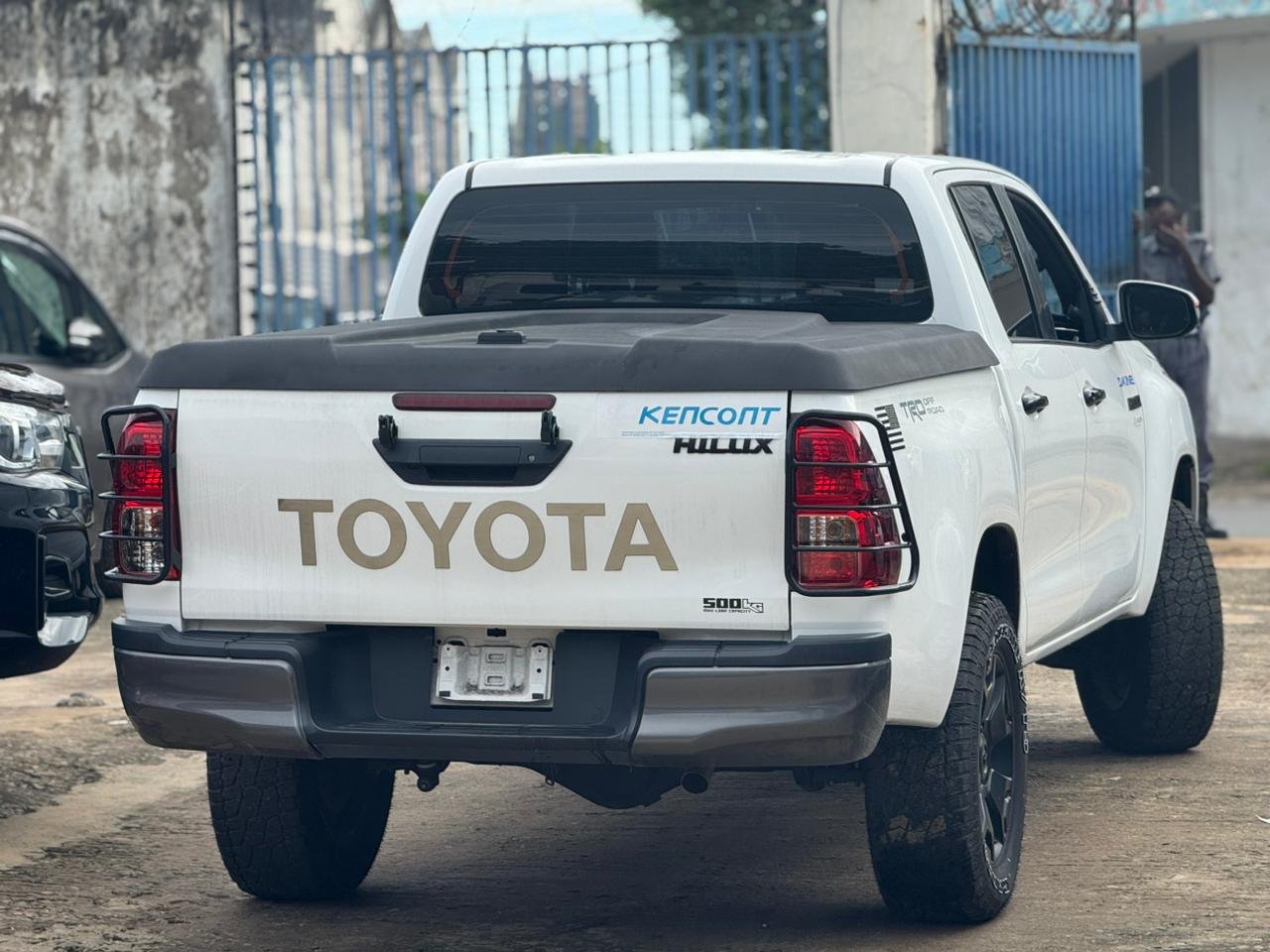 
								TOYOTA HILUX full									