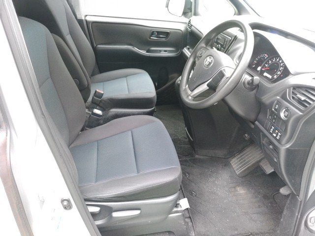 
								TOYOTA VOXY full									