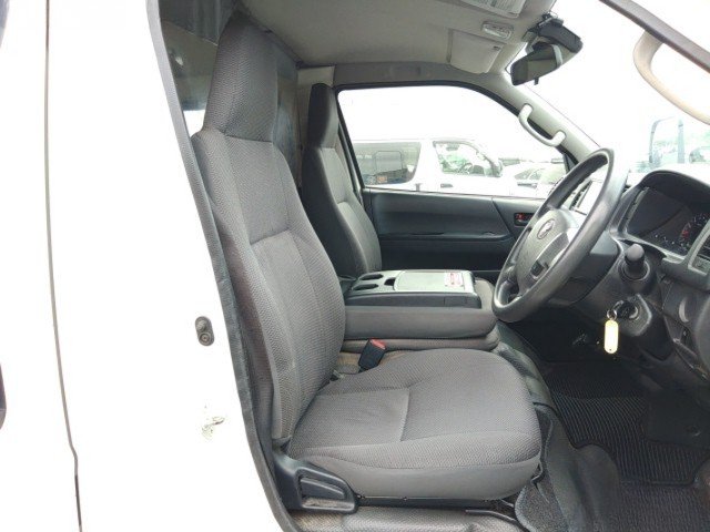 
								TOYOTA HIACE full									
