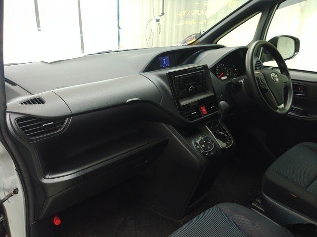 
								TOYOTA VOXY full									