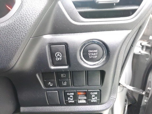 
								TOYOTA VOXY full									