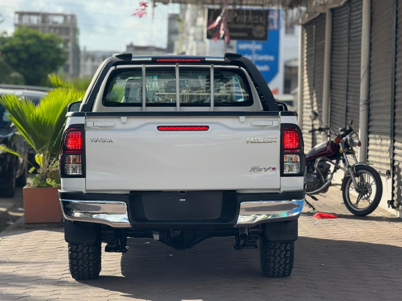 
								TOYOTA HILUX full									