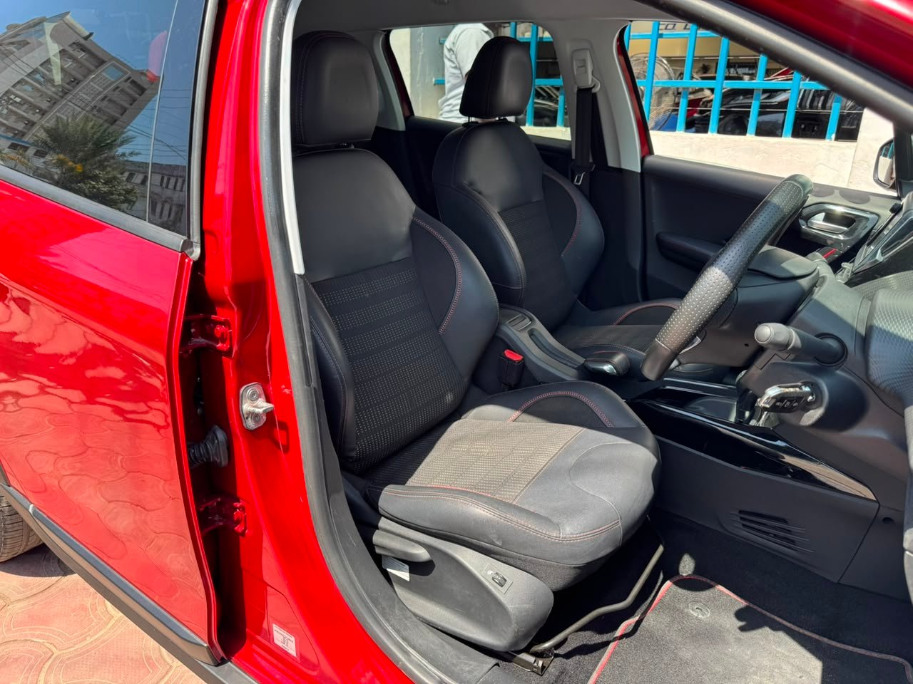 
								PEUGEOT 2008 full									
