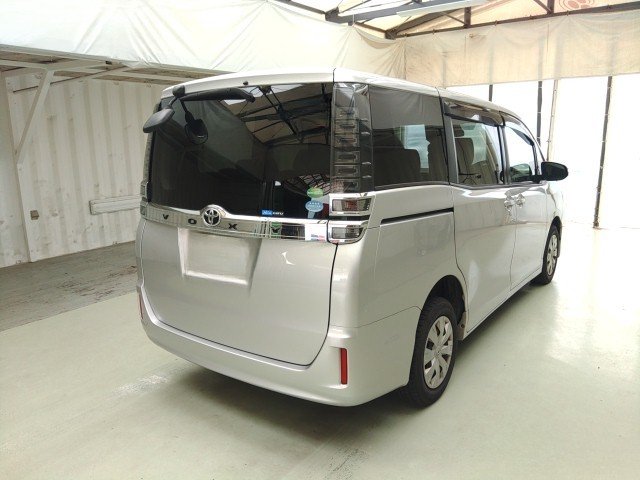 
								TOYOTA VOXY full									