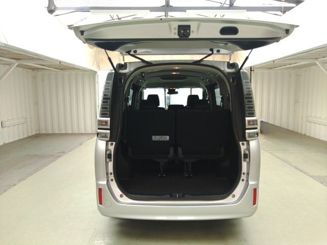 
								TOYOTA VOXY full									