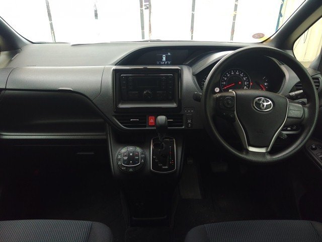 
								TOYOTA VOXY full									