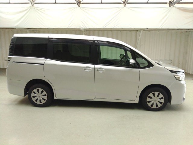 
								TOYOTA VOXY full									