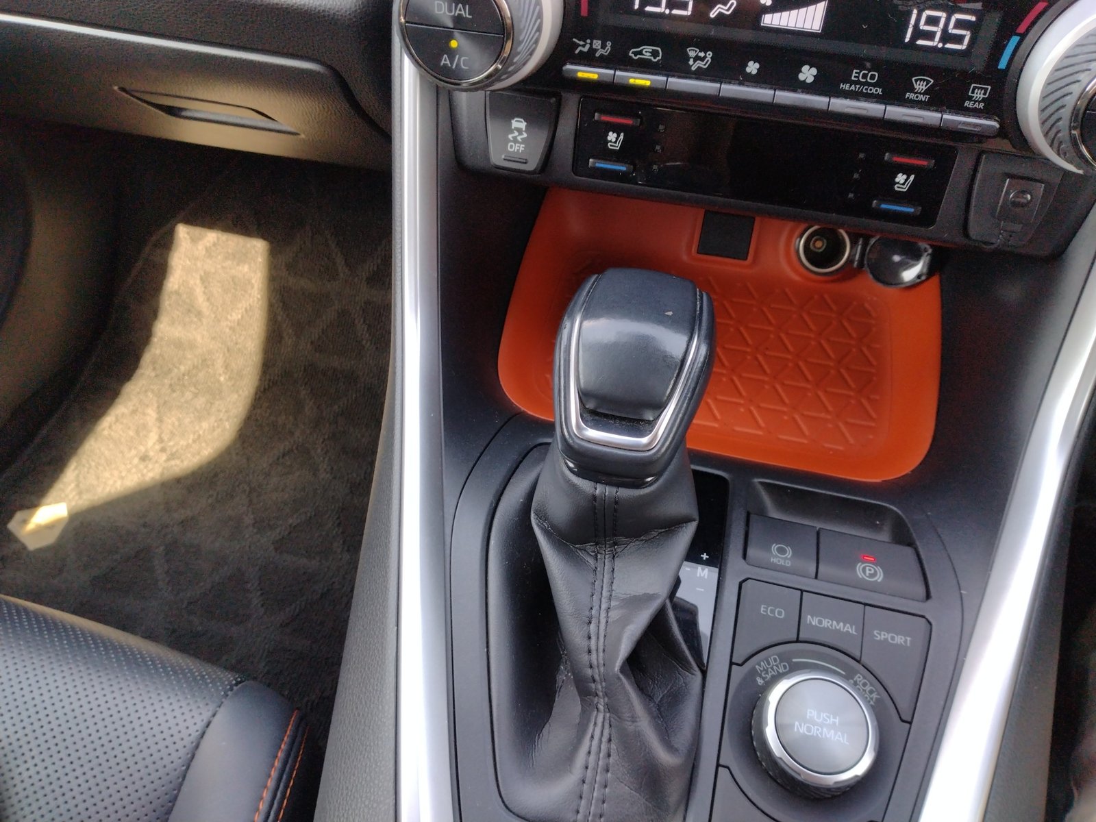 
								TOYOTA RAV-4 full									
