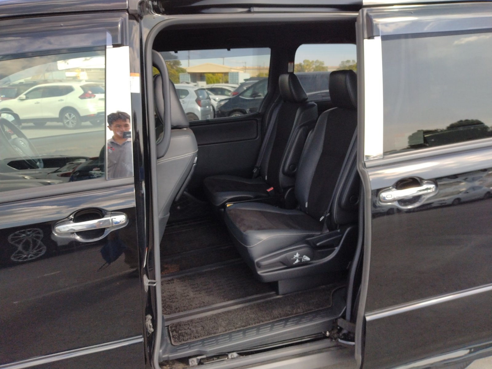 
								TOYOTA NOAH full									