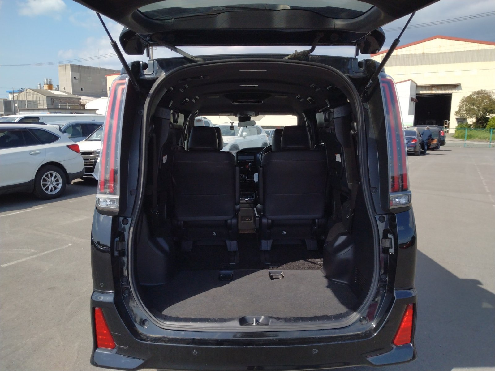 
								TOYOTA NOAH full									