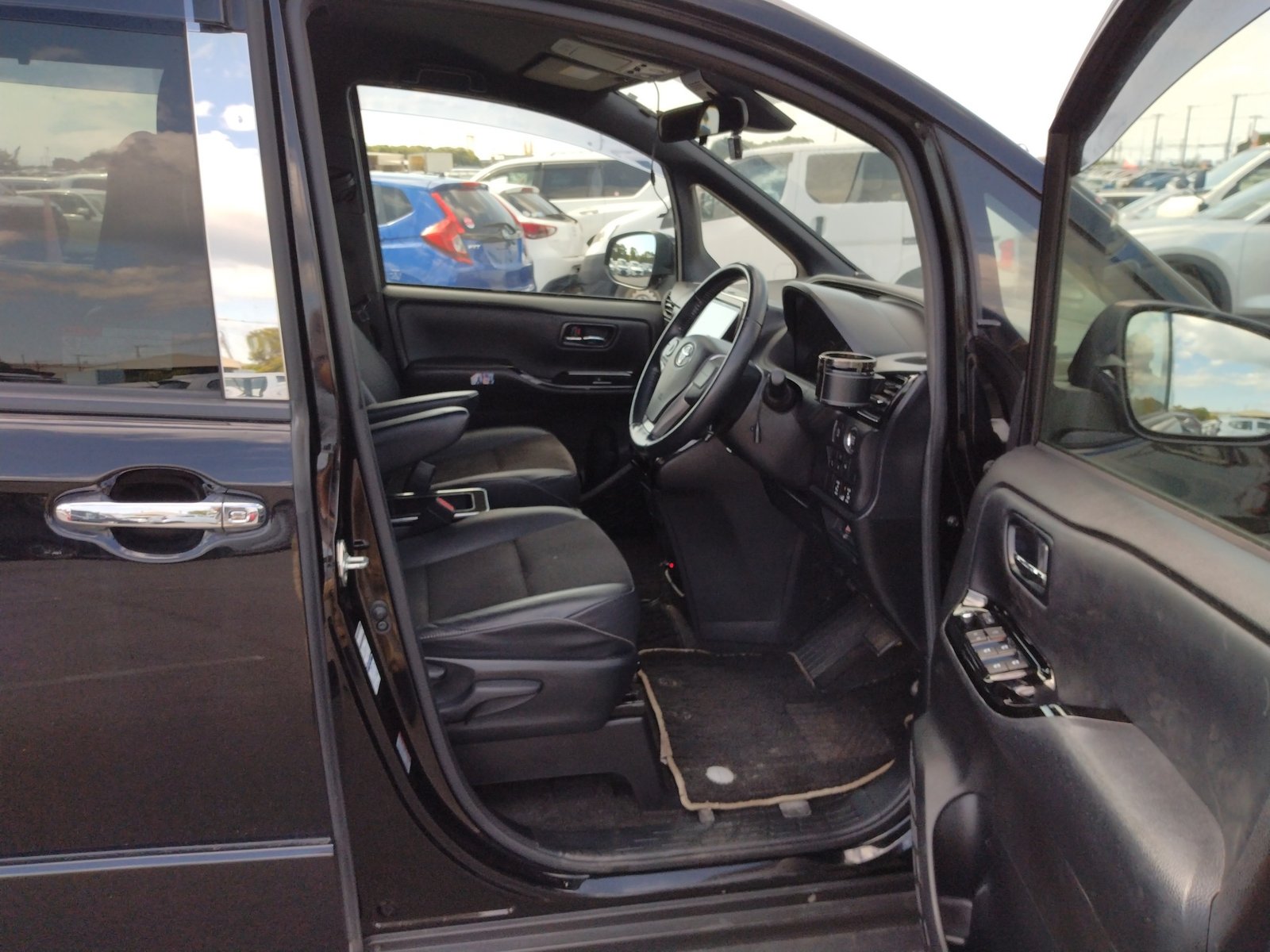 
								TOYOTA NOAH full									