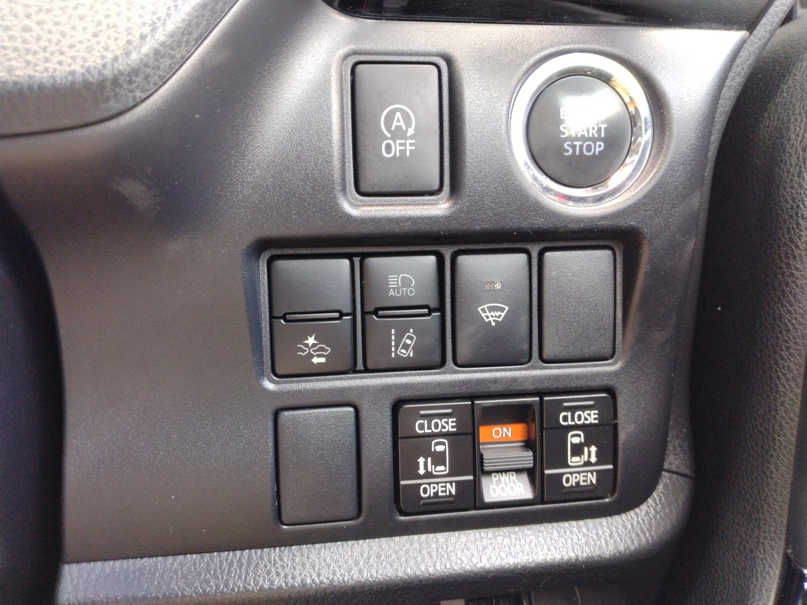
								TOYOTA NOAH full									