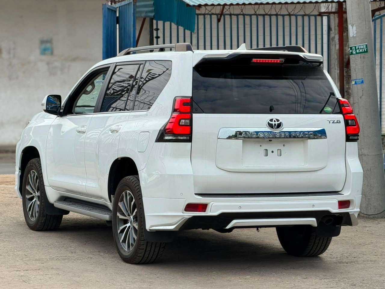 
								TOYOTA PRADO full									