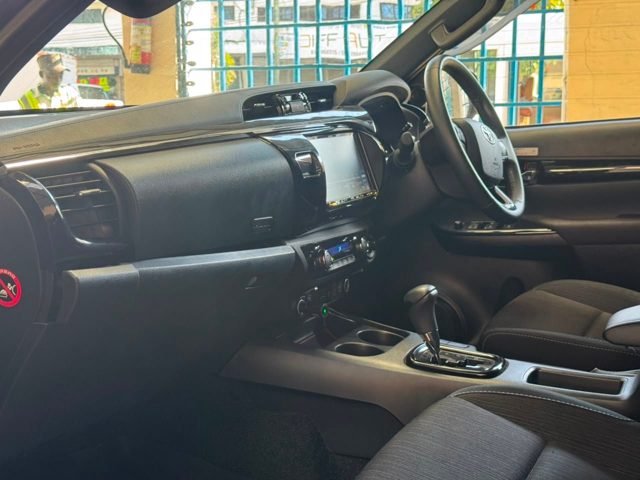 
								TOYOTA HILUX full									