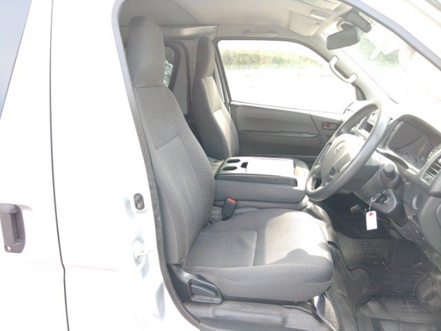 
								TOYOTA HIACE full									