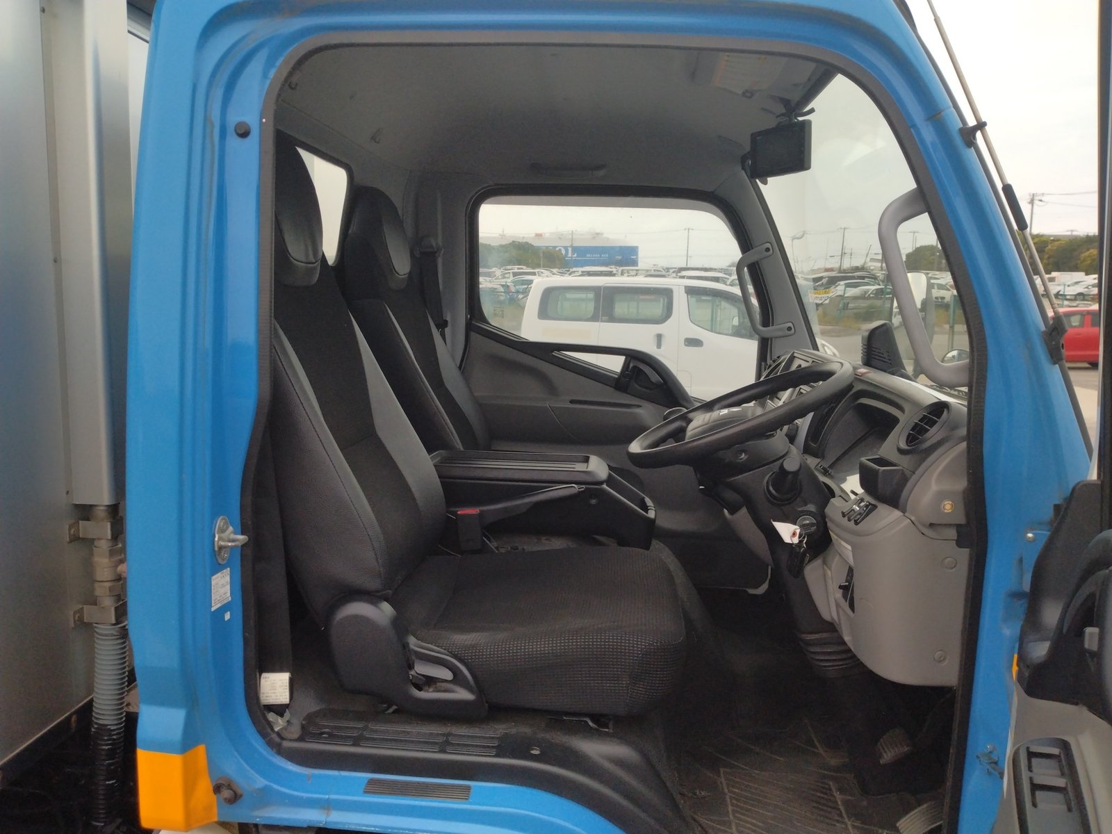 
								MITSUBISHI CANTER full									
