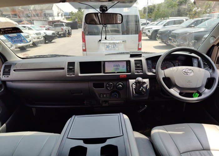 
								TOYOTA COMMUTER full									
