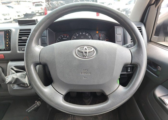 
								TOYOTA COMMUTER full									