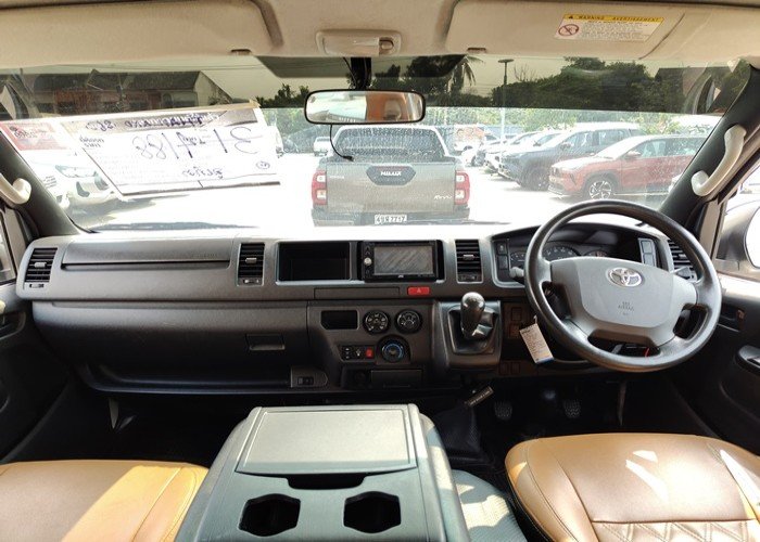 
								TOYOTA COMMUTER full									