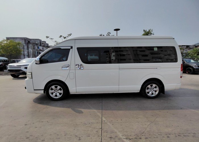 
								TOYOTA COMMUTER full									