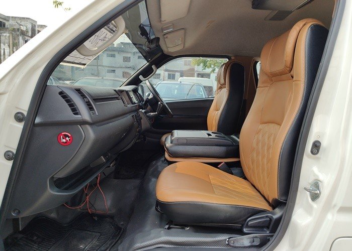 
								TOYOTA COMMUTER full									
