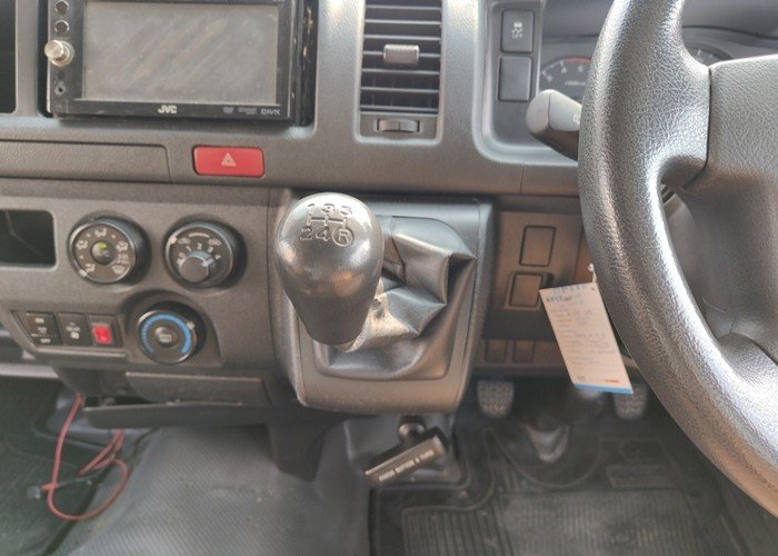 
								TOYOTA COMMUTER full									
