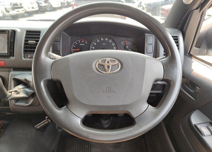 
								TOYOTA COMMUTER full									
