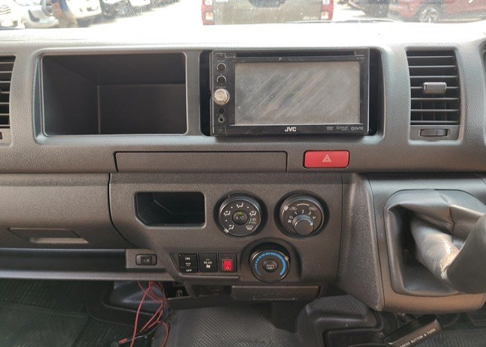 
								TOYOTA COMMUTER full									