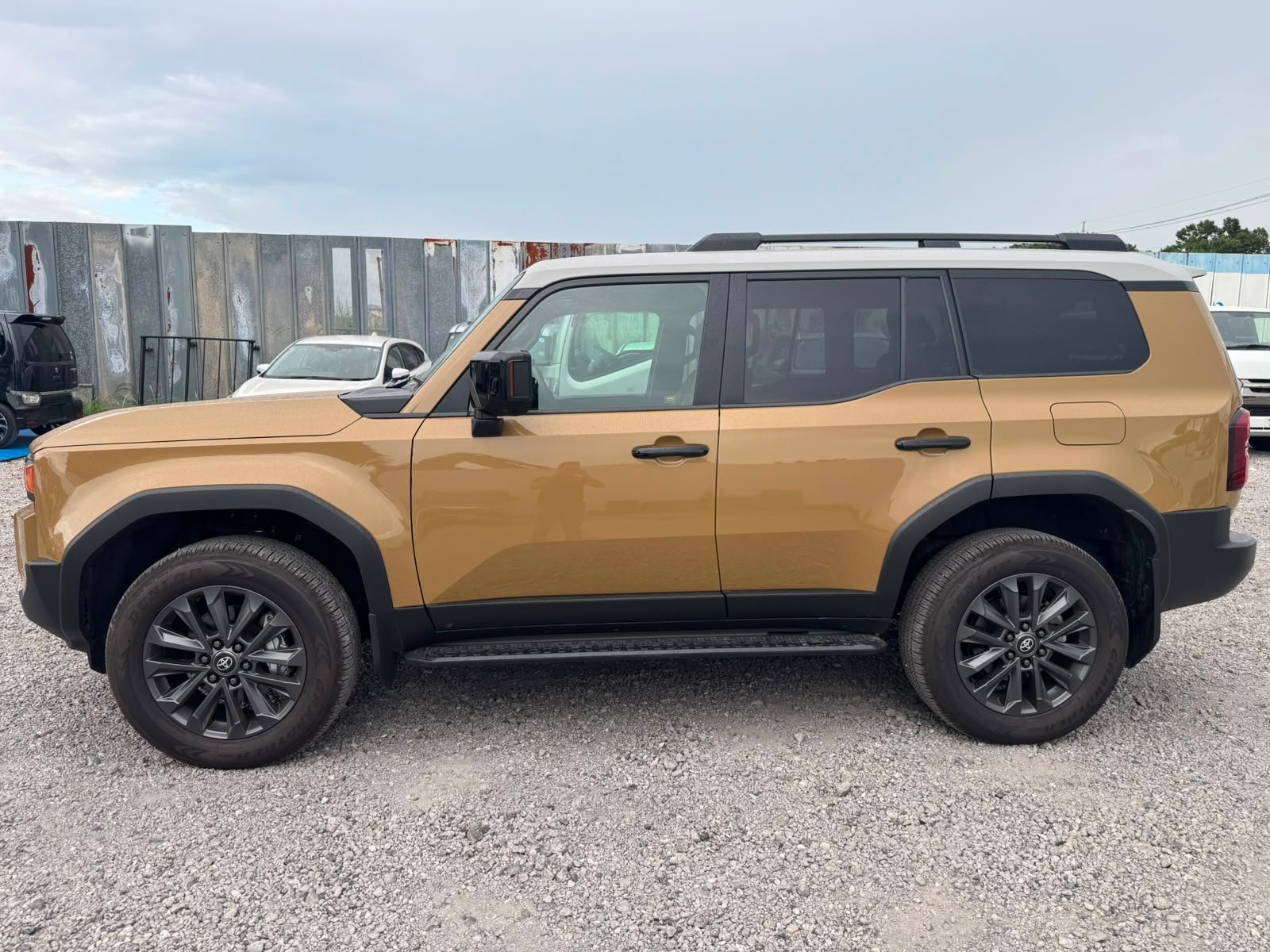 
								TOYOTA LAND-CRUISER full									