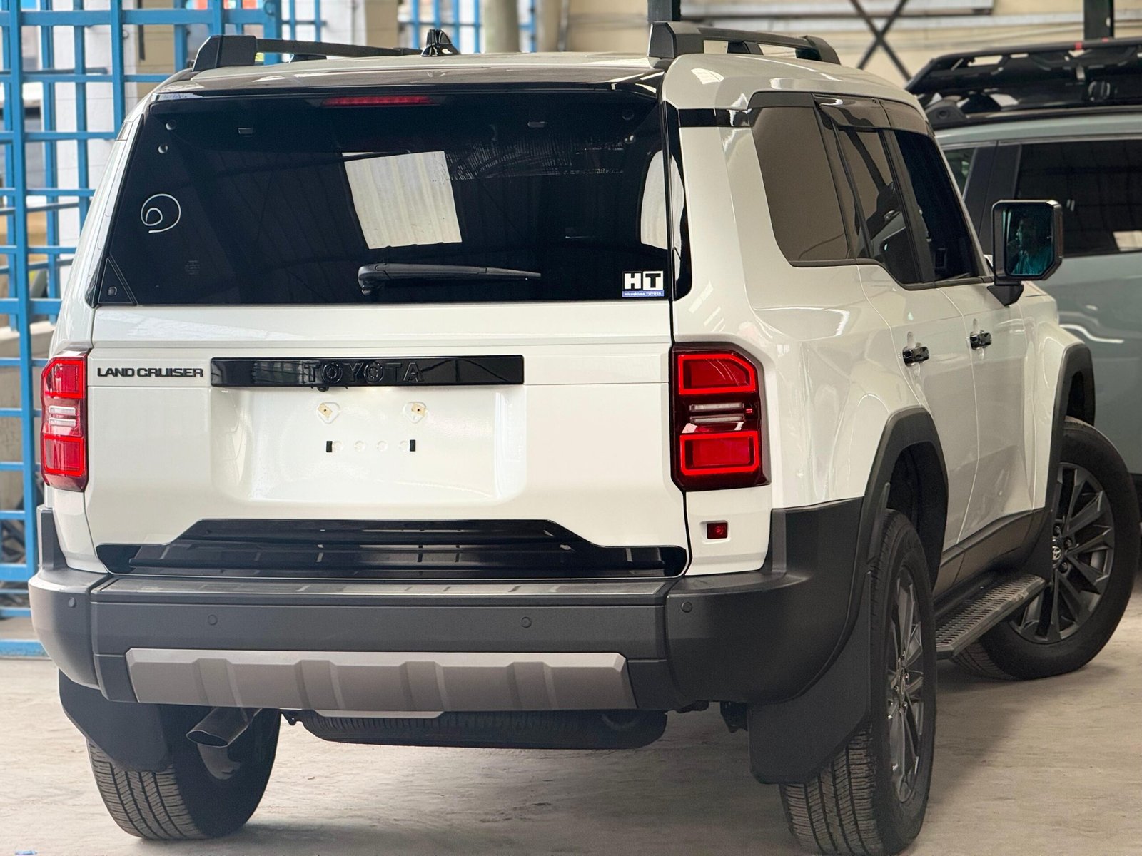 
								TOYOTA LAND-CRUISER full									