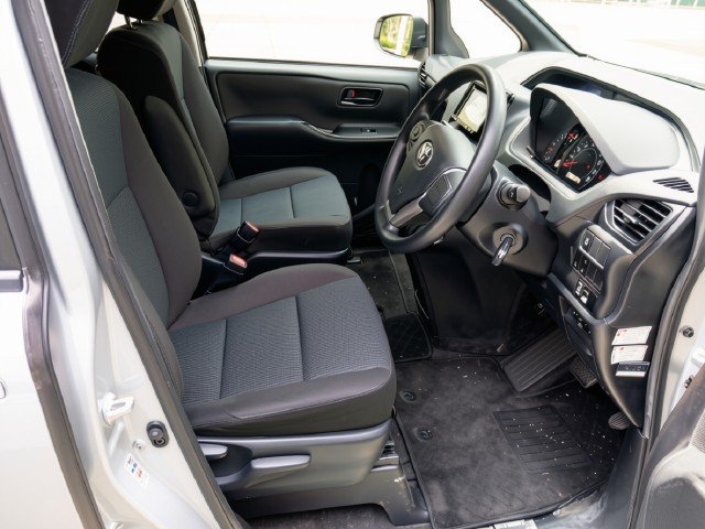 
								TOYOTA VOXY full									