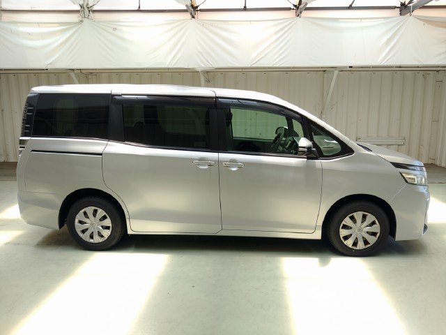 
								TOYOTA VOXY full									
