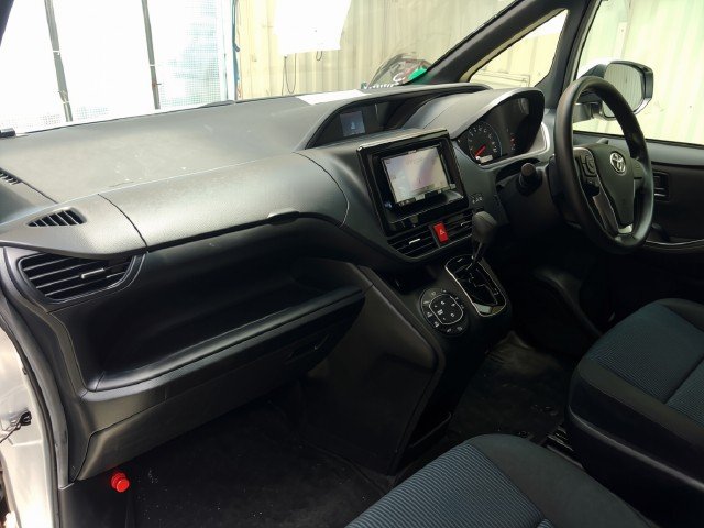 
								TOYOTA VOXY full									